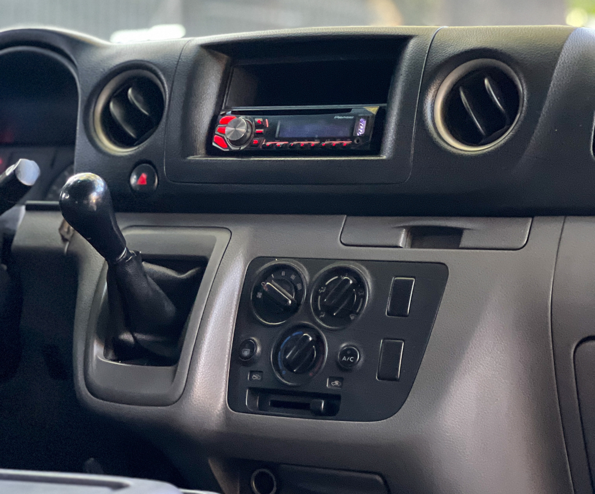 
								NISSAN NV350 LONG DX 2.5 2015 full									